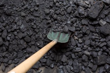 Siyah kömür ve evin bodrum katında bir yığın yatan kürek