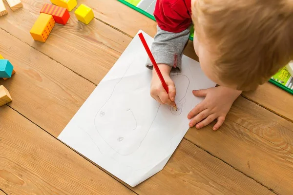 Little child drawing with pencil on white paper — Stock Photo, Image