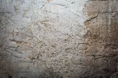 Düzensiz yapısı ile eski yıkılan beton duvar