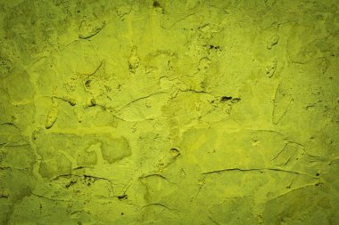 Düzensiz yapısı ile eski yıkılan beton duvar