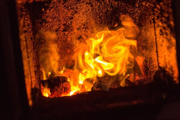 Ogień w kominku. Zbliżenie na czerwony ogień w piecu — Zdjęcie stockowe