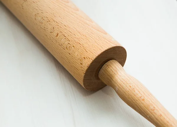 Gros plan du rouleau à pâtisserie posé sur une table en bois — Photo