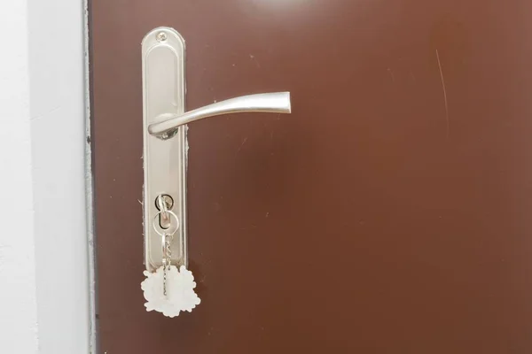 Doorhandle、キーと家のドアのクローズ アップ — ストック写真