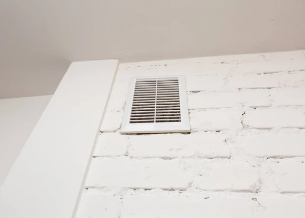 Крупним планом вентиляція на білій стіні — стокове фото