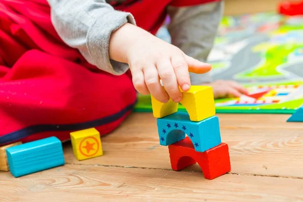 Menino pequeno brincando com blocos de madeira — Fotografia de Stock