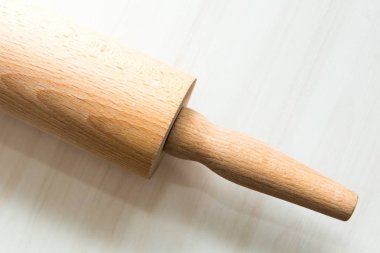 Merdane ahşap masanın üzerinde yatan bir yakın çekim