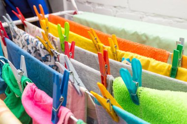 Giysi kurutma makinesi ve plastik klipleri kadar kapatın