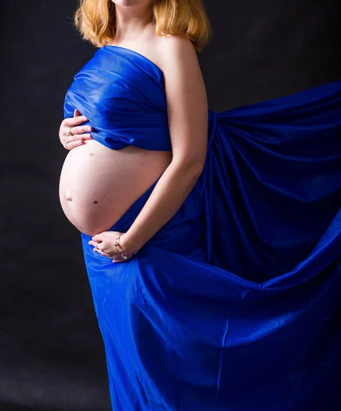 Yong mulher grávida em tecido colorido . — Fotografia de Stock
