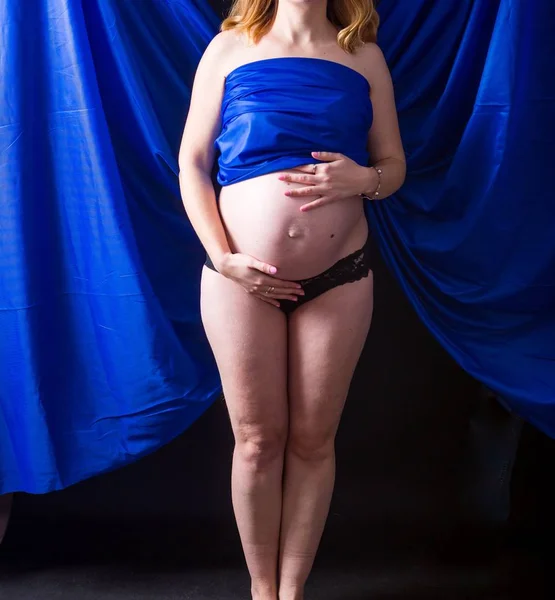 Yong donna incinta in tessuto colorato . — Foto Stock