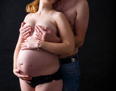 Çift, hamile kadın ve partneri sarılma