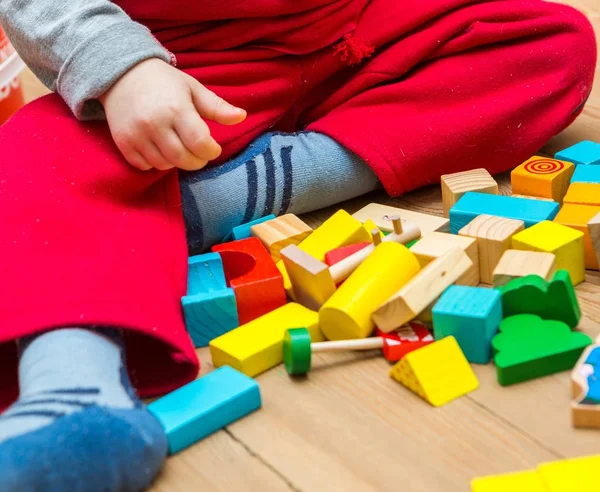 Kleine jongen spelen met houten blokken — Stockfoto