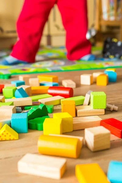 Menino pequeno brincando com blocos de madeira — Fotografia de Stock