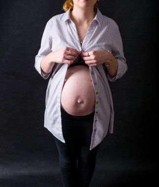 Hamile kadınlar göbek gri gömlek giymiş