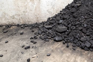 Siyah kömür evin bodrum katında bir yığın yalan