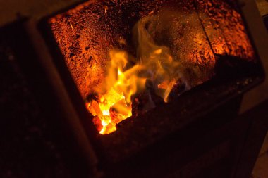 Şöminede ateş. Soba kırmızı yangın yakın çekim