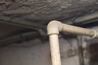 Bodrum katında bir vanalar hidrolik borular