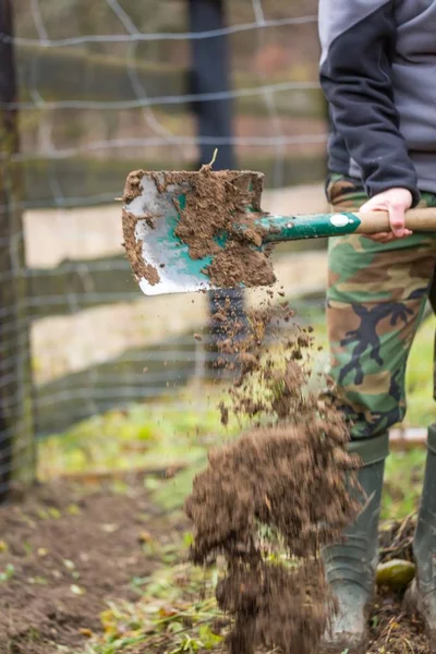 Człowieka kopania z pik w ogrodzie — Zdjęcie stockowe