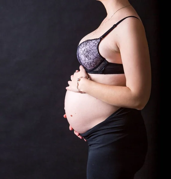 Беременные женщины показывают свой живот — стоковое фото