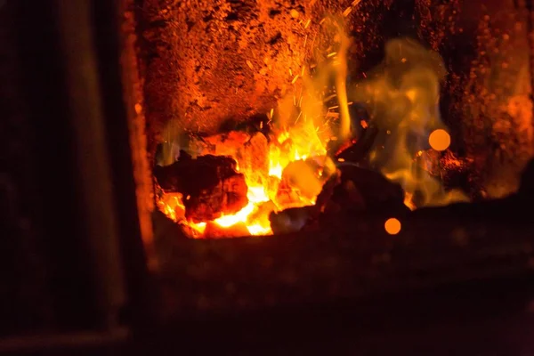 Огонь в камине. Закрытие красного огня в печи — стоковое фото