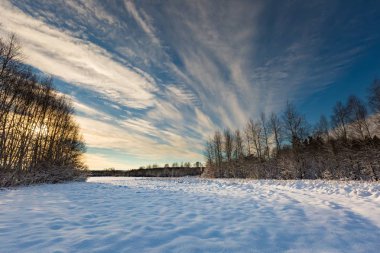 Lehçe manzara kar kaplı.