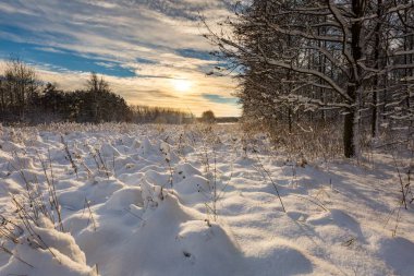 Lehçe manzara kar kaplı.