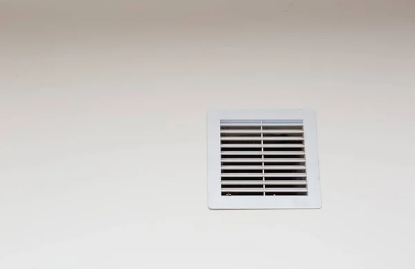 Fechar a ventilação na parede branca — Fotografia de Stock