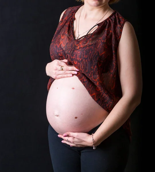 Donne incinte mostrando il suo ventre — Foto Stock