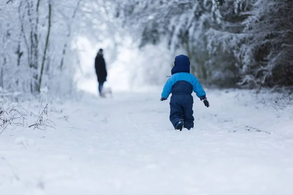 Felice bambino caucasico che gioca nella neve — Foto Stock