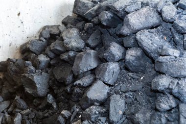 Siyah kömür evin bodrum katında bir yığın yalan