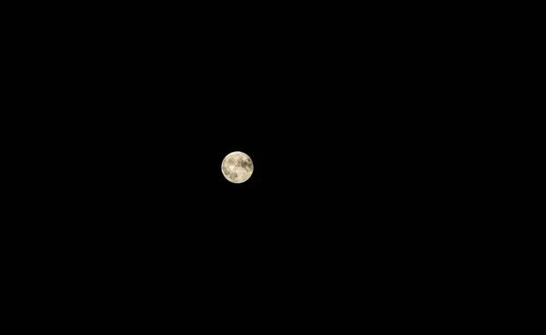 Primer plano de la luna llena en el fondo del cielo oscuro — Foto de Stock