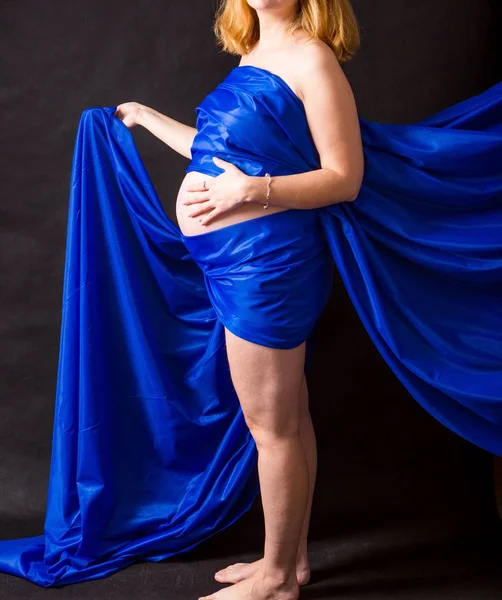 カラフルなファブリックで容妊娠中の女性. — ストック写真