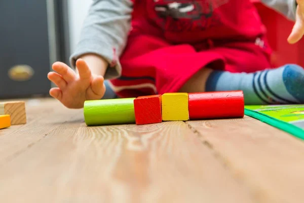 Menino pequeno brincando com blocos de madeira — Fotografia de Stock