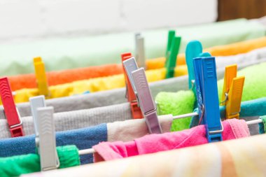 Giysi kurutma makinesi ve plastik klipleri kadar kapatın