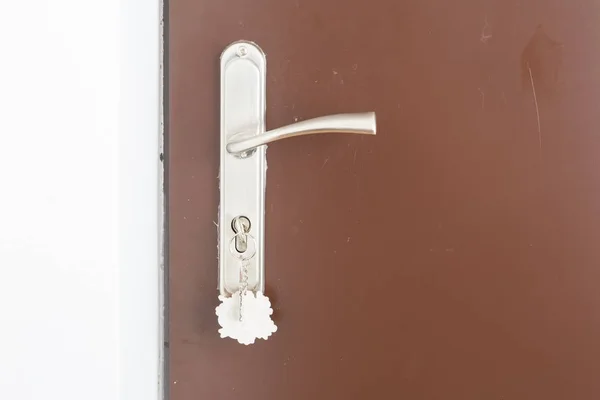 Fechar a maçaneta da porta, chave e porta em casa — Fotografia de Stock