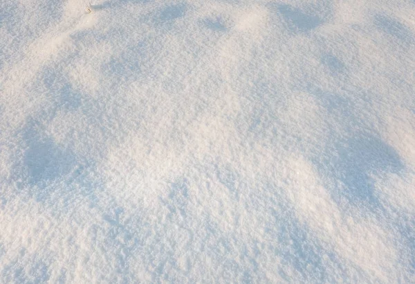 Close up de neve fresca deitada no campo — Fotografia de Stock