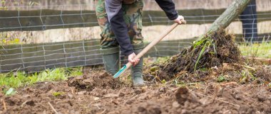 Kazma kürek bahçede ile adam