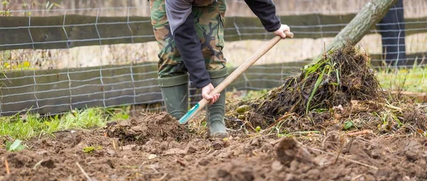Hombre cavando con pala en el jardín — Foto de Stock