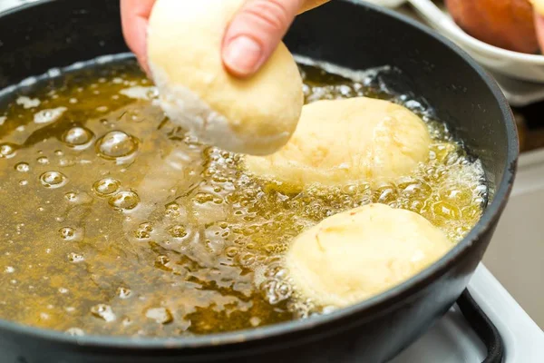 Donuts stekning i djup fett — Stockfoto