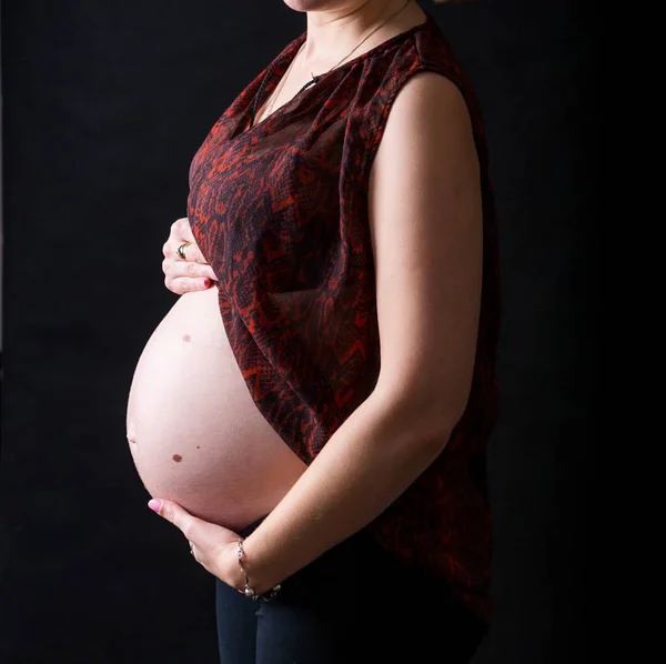 妊娠中の女性が彼女の腹を見せて — ストック写真