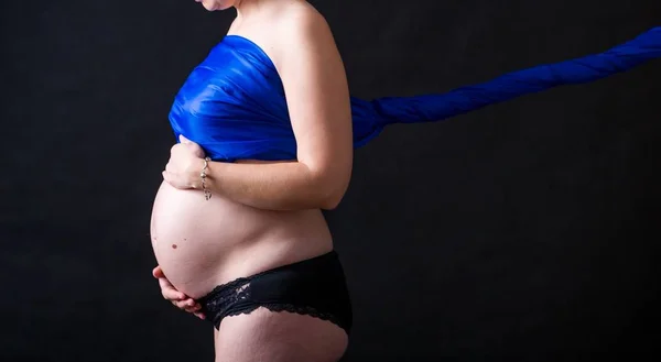 다채로운 직물에서 임신 부 용. — 스톡 사진