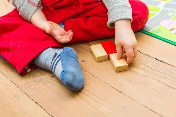 Kleine jongen spelen met houten blokken — Stockfoto