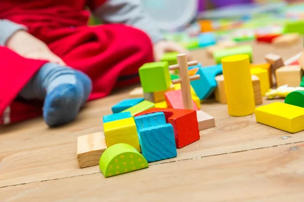 Kleine jongen spelen met houten blokken — Stockfoto