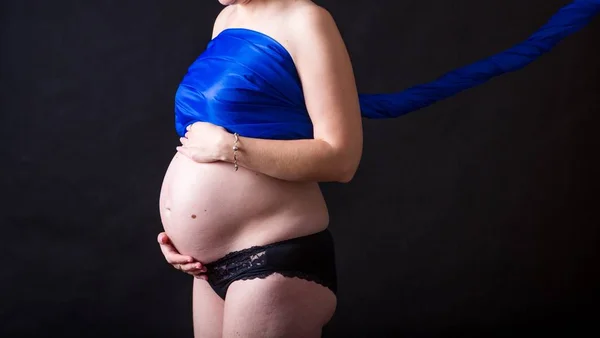 Yong donna incinta in tessuto colorato . — Foto Stock
