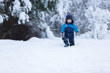 Karda oynarken mutlu çocuk
