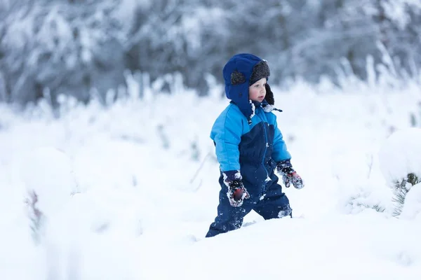 雪の中で遊んで幸せな白人の子 — ストック写真