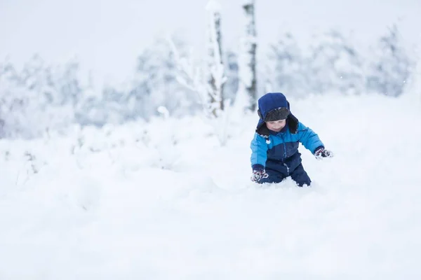 雪の中で遊んで幸せな白人の子 — ストック写真