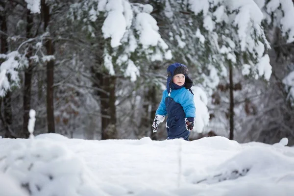 雪の中で遊んで幸せな白人の子 — ストック写真