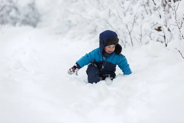 雪の中で遊んで幸せな白人の子 — ストック写真