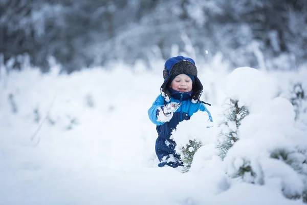 Felice bambino caucasico che gioca nella neve — Foto Stock