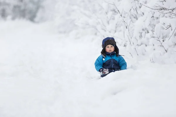 Felice bambino caucasico che gioca nella neve — Foto Stock